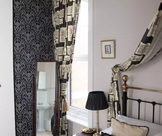 اتاق اساندارد با چشم‌انداز جانبی به دریا, The Langtons Bed & Breakfast