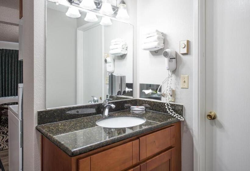 جناح, Astoria Rivershore Motel