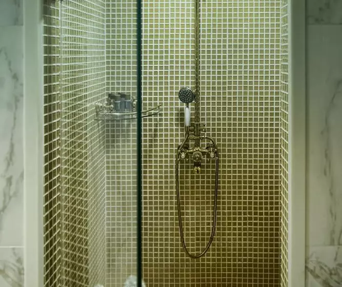 سوئیت سینیور, Diplomat Hotel By Ag Hotels Group