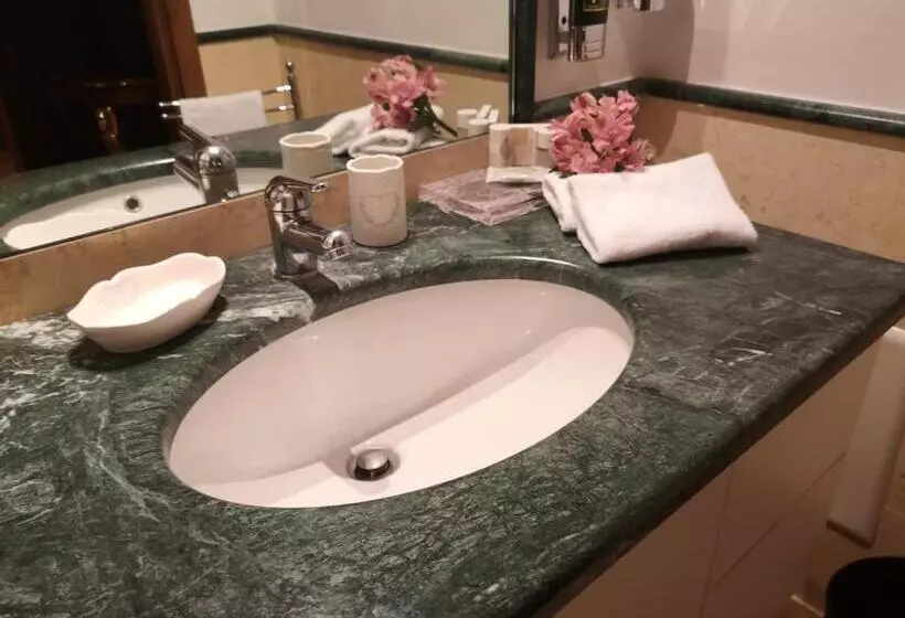 اتاق خانوادگی با چشم‌انداز باغ, Relais Alberti