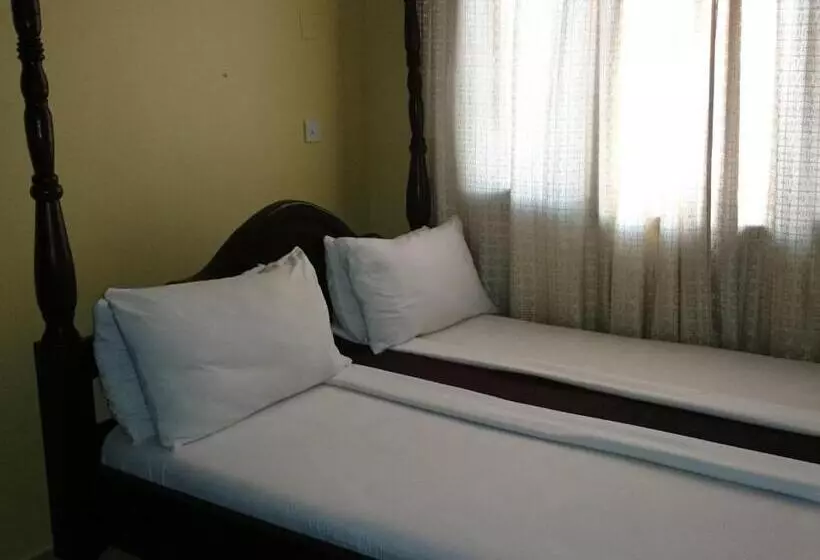 اتاق لوکس سه تخته, Transit Airport B&b