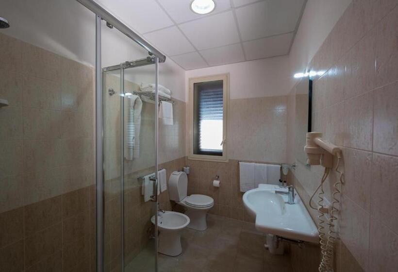 غرفة قياسية رباعية, Valle Degli Ulivi