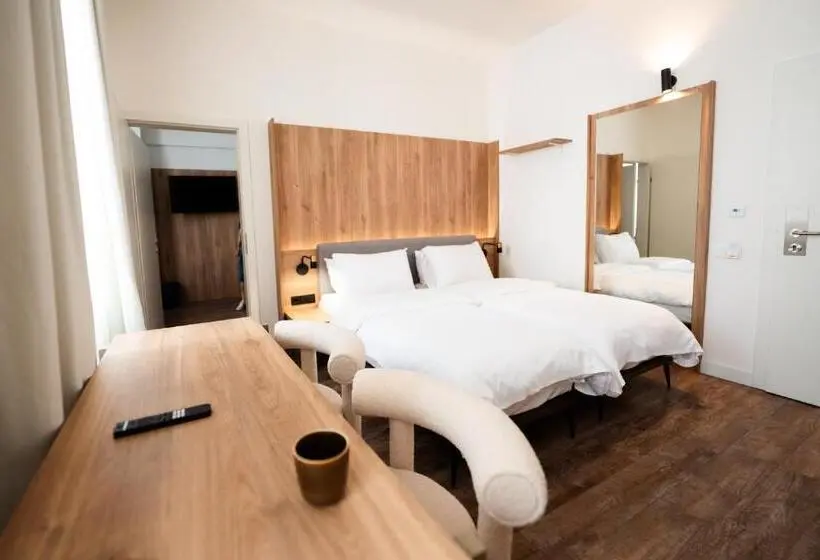 استودیوی استاندارد, FortyPlusOne Hotel Vienna