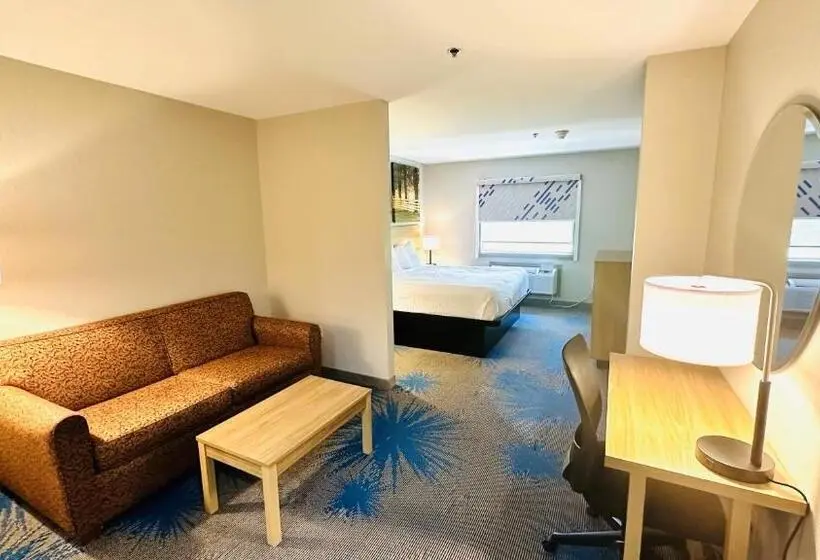 Deluxe Suite King Bed, Days Inn & Suites By Wyndham Wynne