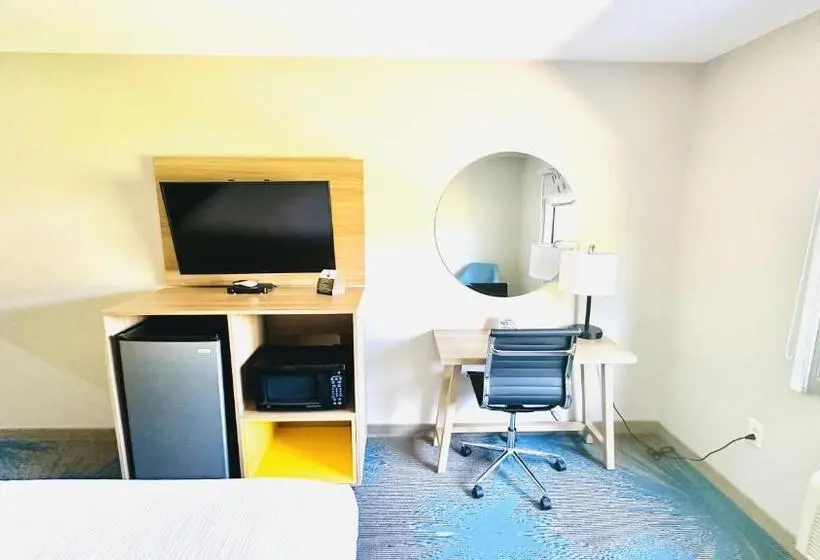キングサイズベッドのスタンダードルーム, Days Inn & Suites By Wyndham Wynne