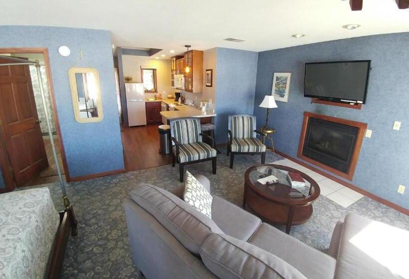 Suite with lake view, Snug Harbor Inn