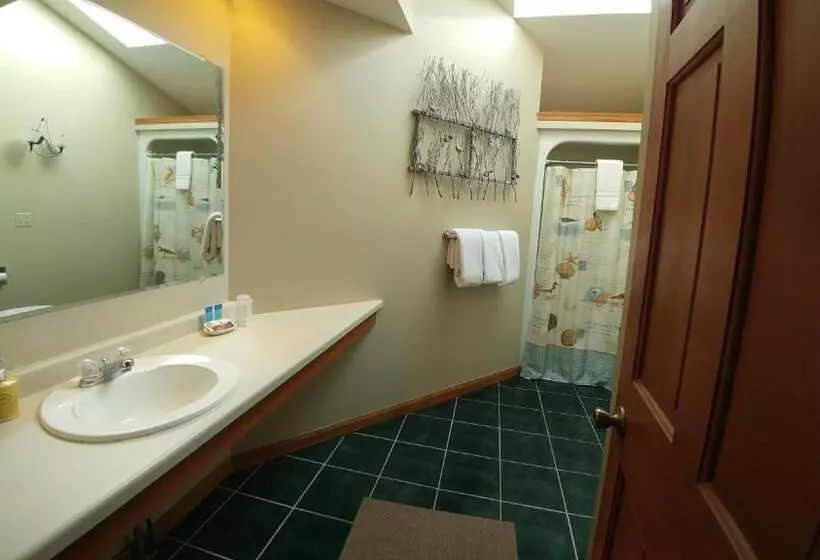 Suite with lake view, Snug Harbor Inn
