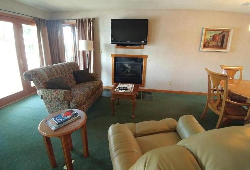 Suite with lake view, Snug Harbor Inn