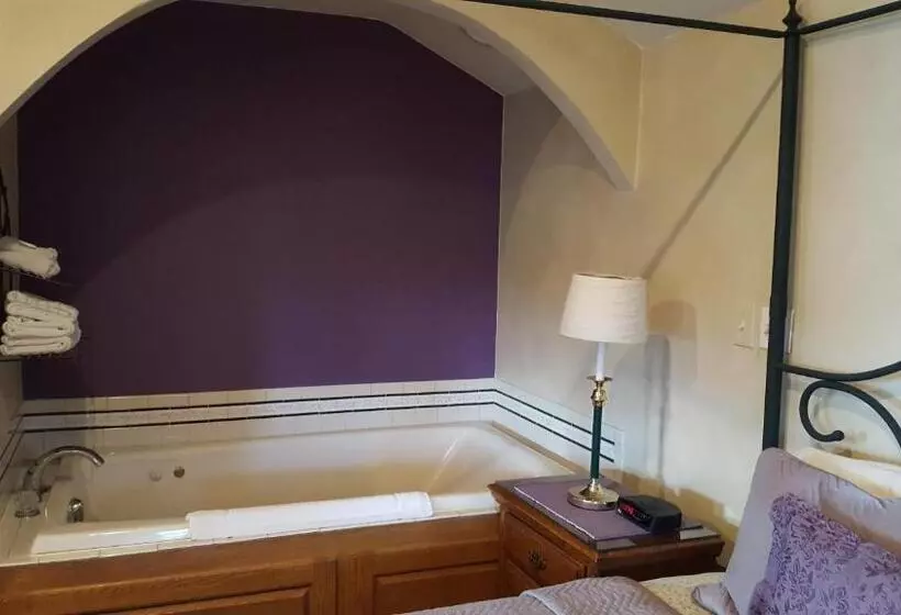 استودیوی لوکس, Snug Harbor Inn