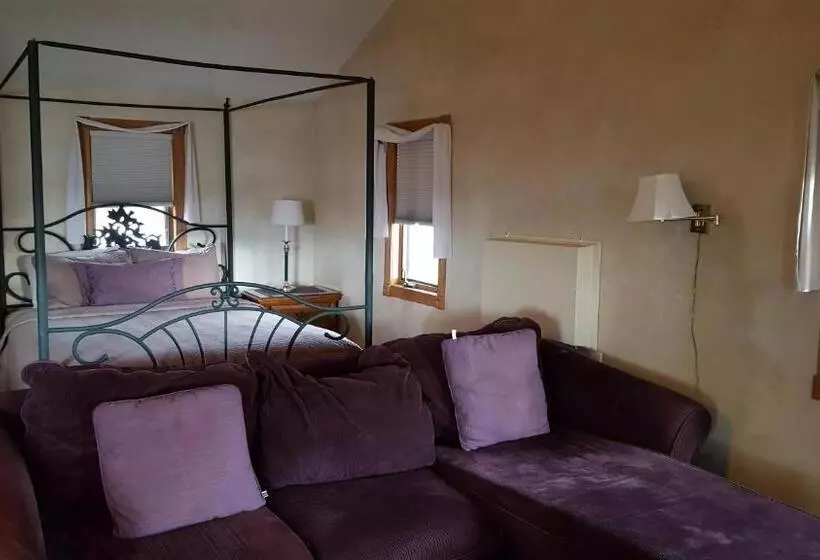 استودیوی لوکس, Snug Harbor Inn