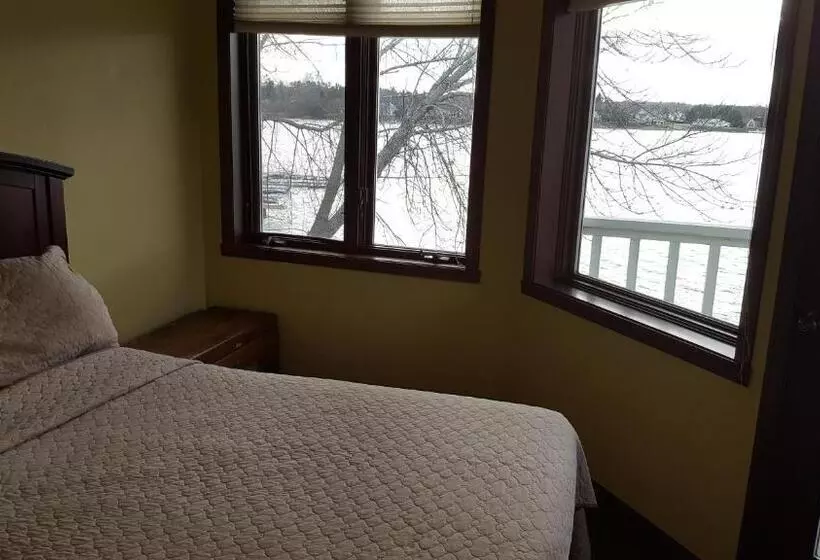 سوییت لوکس, Snug Harbor Inn