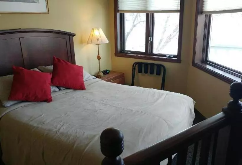 سوییت لوکس, Snug Harbor Inn