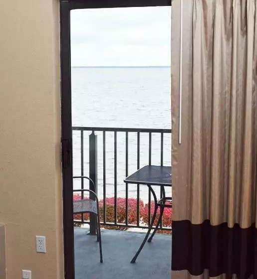 クイーンサイズベッドのスタンダードルーム, Beachfront Hotel Houghton Lake
