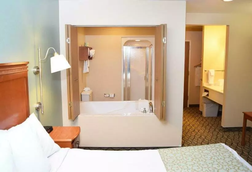 キングサイズベッドのスタンダードルーム, Beachfront Hotel Houghton Lake