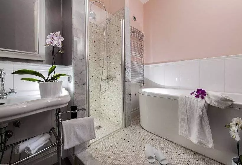 Deluxe Room with Hot Tub