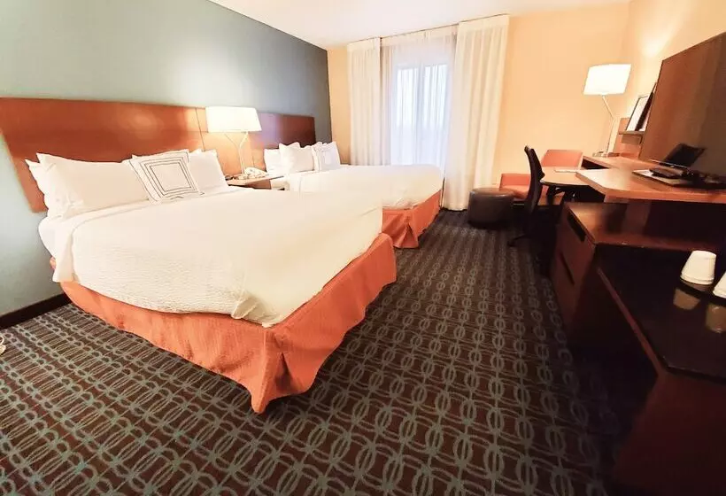 ２ダブルベッドのスタンダードルーム, Fairfield Inn & Suites Cleveland Avon
