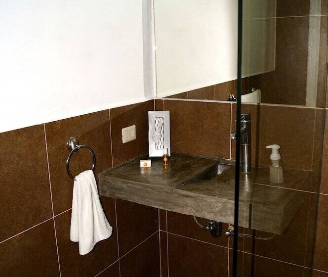 חדר דלוקס, Kuku Ruku