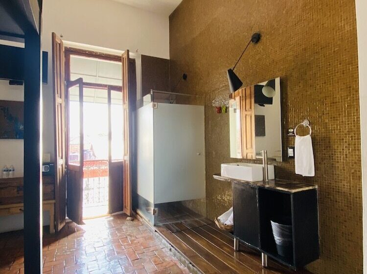 חדר דלוקס, Kuku Ruku