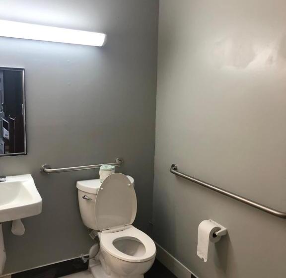 غرفة قياسية سرير كينج لذوى الإحتياجات الخاصة, Scottish Inns  Locust Grove