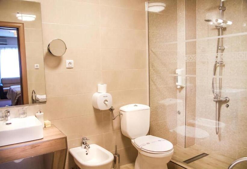 اتاق ساده سه‌ نفره, Philia