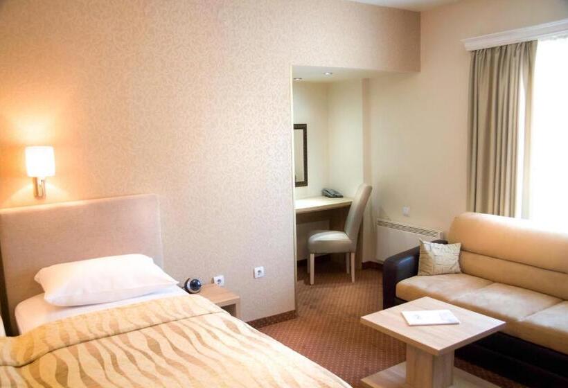 اتاق ساده سه‌ نفره, Philia