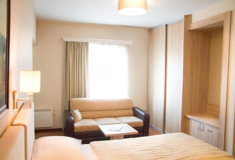 اتاق ساده سه‌ نفره, Philia