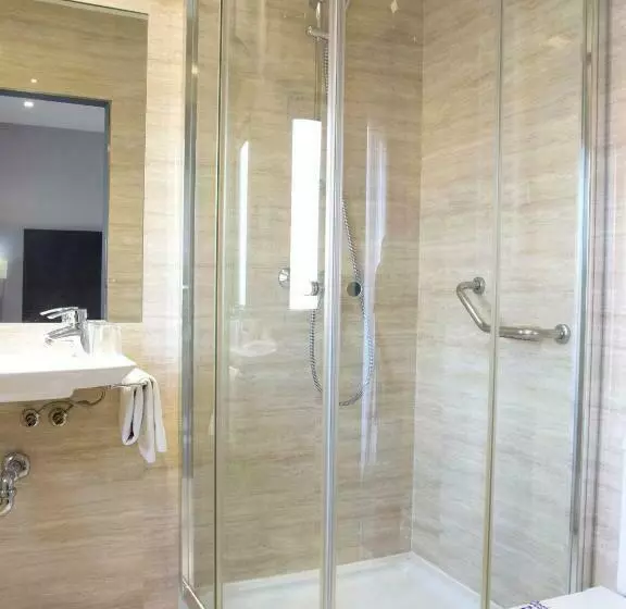اتاق استاندارد سه نفره, Uve Alcobendas