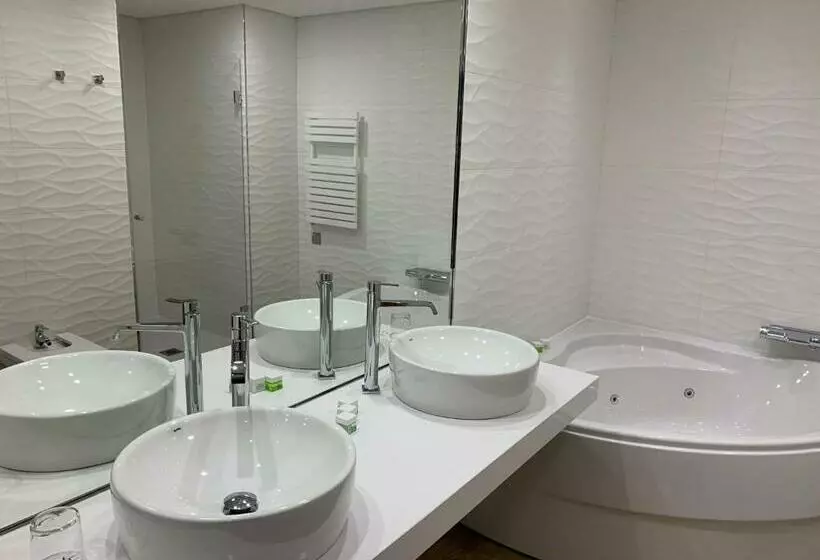 سوئیت پریمیوم, Uve Alcobendas