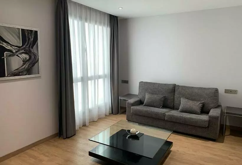 سوئیت پریمیوم, Uve Alcobendas