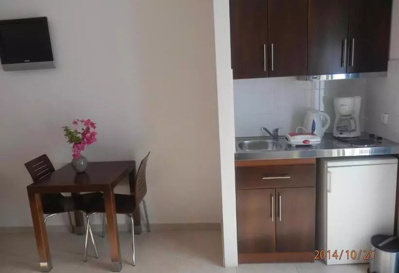 プールビュースタンダードステューディオ, Glaros Hotel Apartment