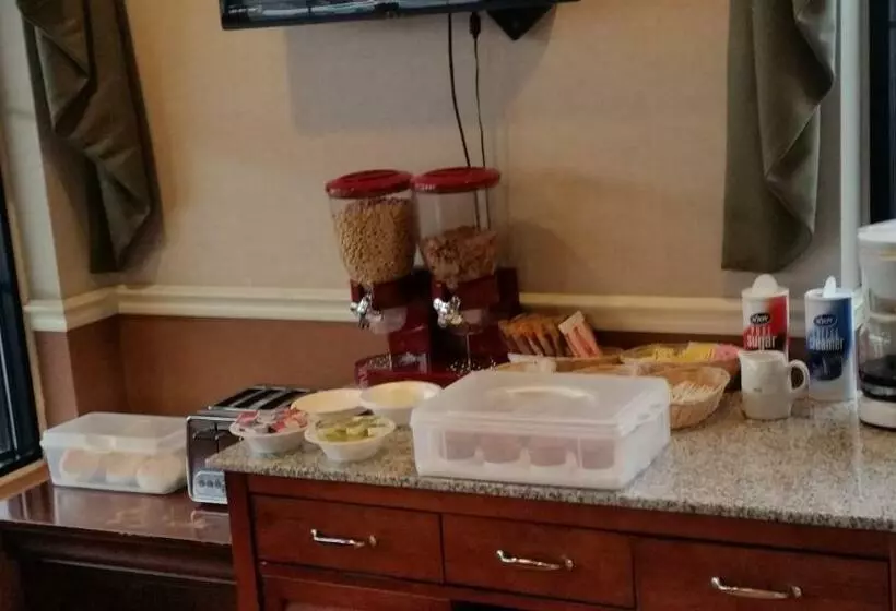 キングサイズベッドのスタンダードルーム, Colonie Inn And Suites
