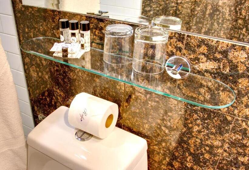 带大床的标准间, The Ridge