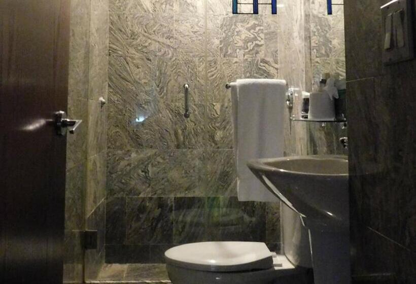 带大床的标准间, The Ridge