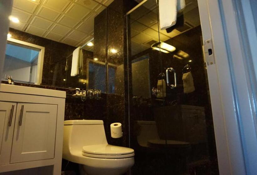 带大床的标准间, The Ridge