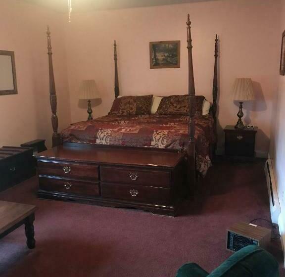 מיטת קינג בסוויטה, Longhouse Manor B&b