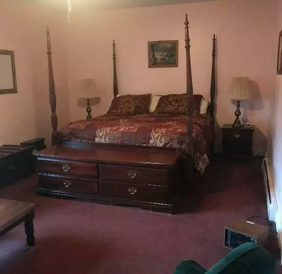 キングサイズベッドのスイートルーム, Longhouse Manor B&b