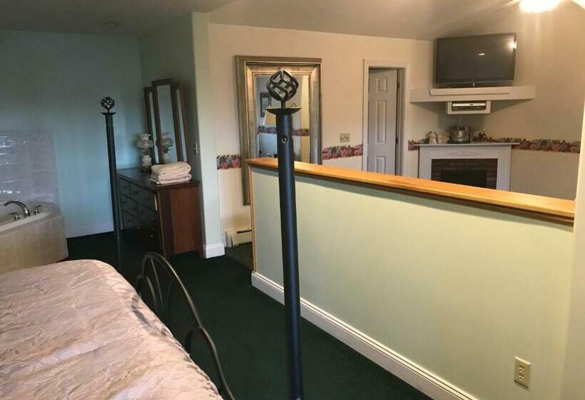 מיטת קינג בסוויטה, Longhouse Manor B&b