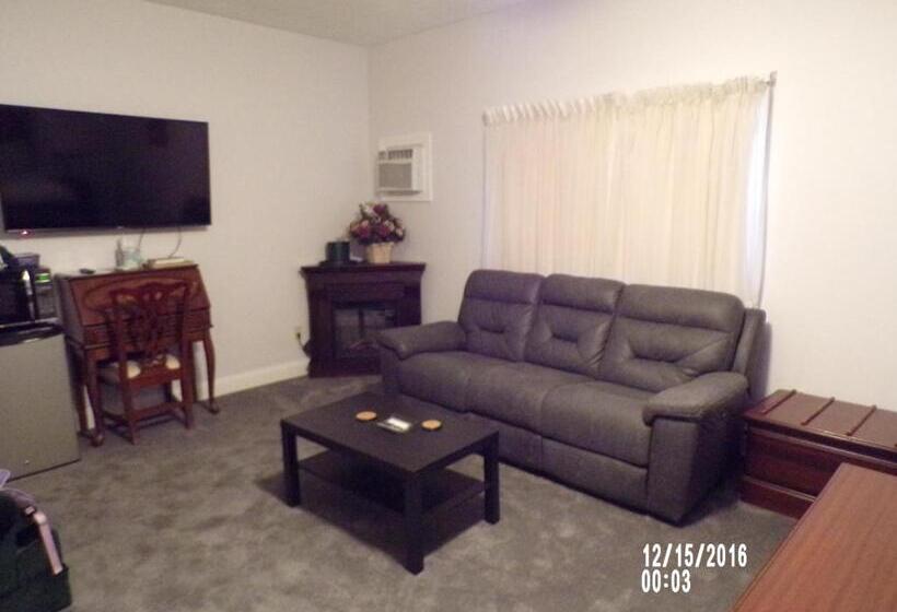 מיטת קינג בסוויטה, Longhouse Manor B&b