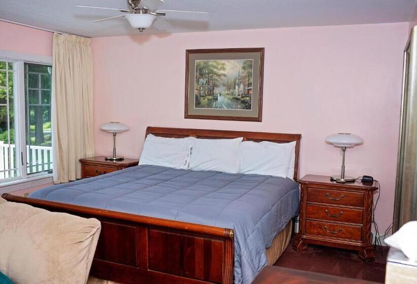 מיטת קינג בסוויטה, Longhouse Manor B&b