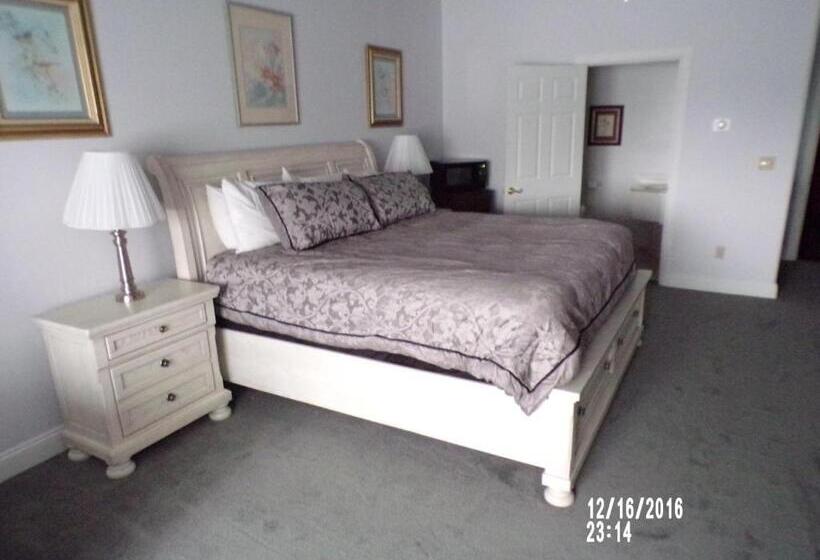 מיטת קינג בסוויטה, Longhouse Manor B&b