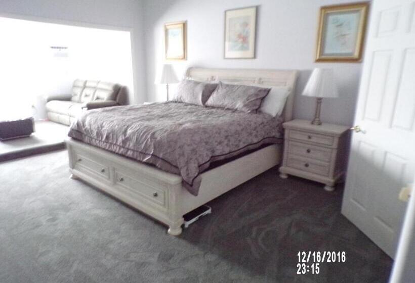 מיטת קינג בסוויטה, Longhouse Manor B&b