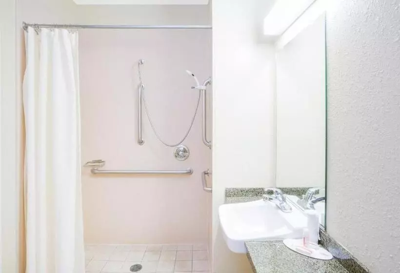身障者適用スタンダードルーム, Microtel Inn & Suites By Wyndham Saraland