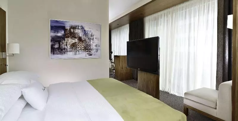 キングサイズベッドのスーペリアルーム, Doubletree By Hilton Zagreb