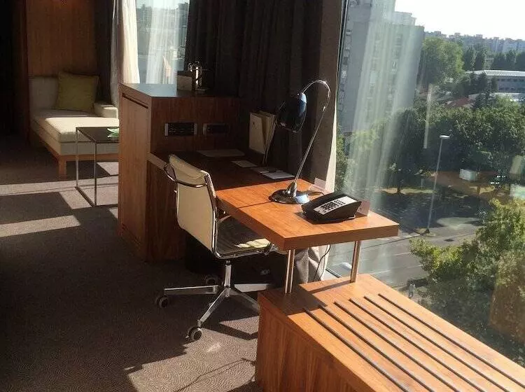 身障者適用キングサイズベッドルーム, Doubletree By Hilton Zagreb