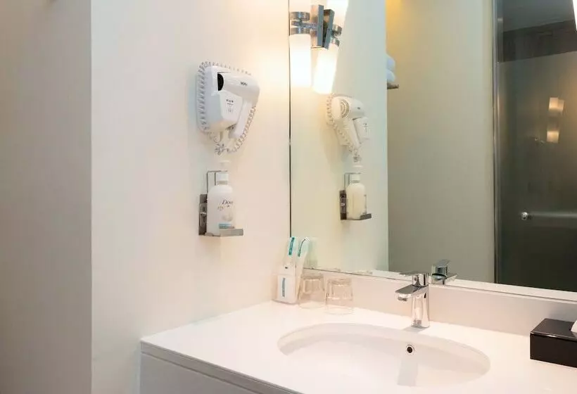 ダブルベッドスタンダードルーム, Holiday Inn Express Phuket Patong Beach Central, An Ihg