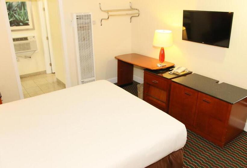 キングサイズベッドのスタンダードルーム, Town And Country Inn