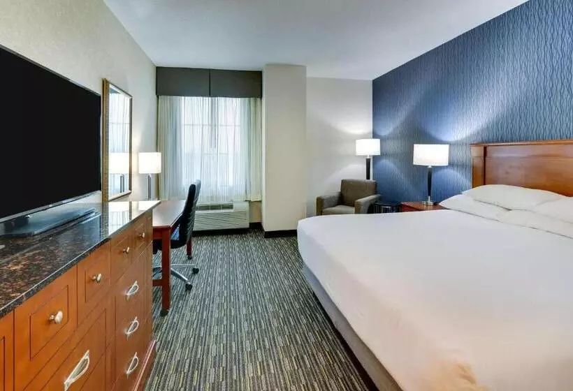 キングサイズベッドのデラックスルーム, Drury Inn & Suites Sikeston