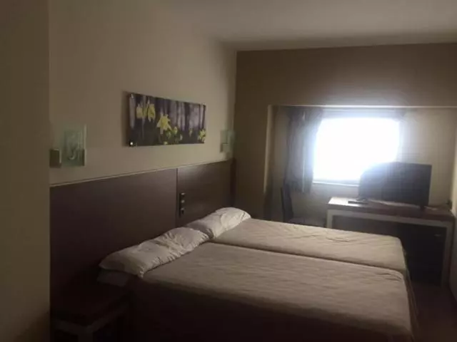 اتاق اکونومی, Izelai