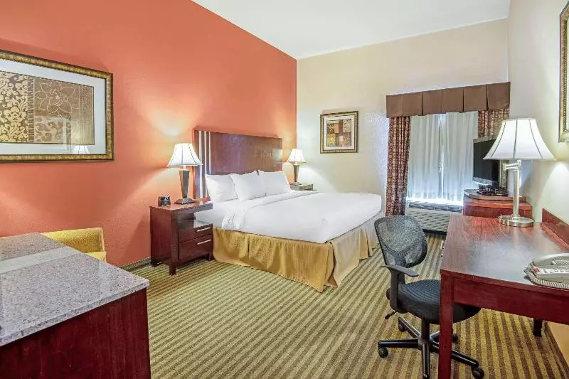 キングサイズベッドのデラックスルーム, La Quinta Inn & Suites By Wyndham Woodward