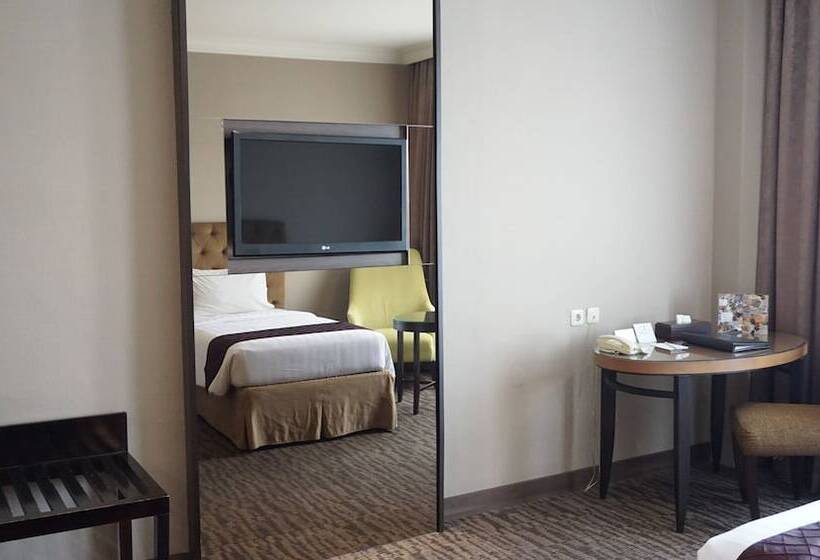 Номер Deluxe, The Mirah Hotel Bogor